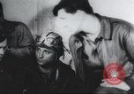 Standbild Amerikanische Bordpersonal wird durch Geheimdienstmitarbeiter nach Rückkehr von einer Bombardierung Mission in Zweiten Weltkrieg abgefragt Vereinigtes Königreich, 1942, aus Sekunde 41 historischem Filmmaterial Videoclip 65675059502