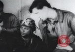 Standbild Amerikanische Bordpersonal wird durch Geheimdienstmitarbeiter nach Rückkehr von einer Bombardierung Mission in Zweiten Weltkrieg abgefragt Vereinigtes Königreich, 1942, aus Sekunde 42 historischem Filmmaterial Videoclip 65675059502