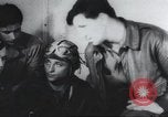 Standbild Amerikanische Bordpersonal wird durch Geheimdienstmitarbeiter nach Rückkehr von einer Bombardierung Mission in Zweiten Weltkrieg abgefragt Vereinigtes Königreich, 1942, aus Sekunde 43 historischem Filmmaterial Videoclip 65675059502
