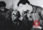 Standbild Amerikanische Bordpersonal wird durch Geheimdienstmitarbeiter nach Rückkehr von einer Bombardierung Mission in Zweiten Weltkrieg abgefragt Vereinigtes Königreich, 1942, aus Sekunde 44 historischem Filmmaterial Videoclip 65675059502