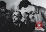 Standbild Amerikanische Bordpersonal wird durch Geheimdienstmitarbeiter nach Rückkehr von einer Bombardierung Mission in Zweiten Weltkrieg abgefragt Vereinigtes Königreich, 1942, aus Sekunde 45 historischem Filmmaterial Videoclip 65675059502
