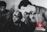 Standbild Amerikanische Bordpersonal wird durch Geheimdienstmitarbeiter nach Rückkehr von einer Bombardierung Mission in Zweiten Weltkrieg abgefragt Vereinigtes Königreich, 1942, aus Sekunde 46 historischem Filmmaterial Videoclip 65675059502