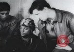 Standbild Amerikanische Bordpersonal wird durch Geheimdienstmitarbeiter nach Rückkehr von einer Bombardierung Mission in Zweiten Weltkrieg abgefragt Vereinigtes Königreich, 1942, aus Sekunde 47 historischem Filmmaterial Videoclip 65675059502