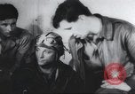Standbild Amerikanische Bordpersonal wird durch Geheimdienstmitarbeiter nach Rückkehr von einer Bombardierung Mission in Zweiten Weltkrieg abgefragt Vereinigtes Königreich, 1942, aus Sekunde 48 historischem Filmmaterial Videoclip 65675059502