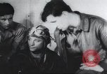 Standbild Amerikanische Bordpersonal wird durch Geheimdienstmitarbeiter nach Rückkehr von einer Bombardierung Mission in Zweiten Weltkrieg abgefragt Vereinigtes Königreich, 1942, aus Sekunde 49 historischem Filmmaterial Videoclip 65675059502