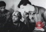 Standbild Amerikanische Bordpersonal wird durch Geheimdienstmitarbeiter nach Rückkehr von einer Bombardierung Mission in Zweiten Weltkrieg abgefragt Vereinigtes Königreich, 1942, aus Sekunde 50 historischem Filmmaterial Videoclip 65675059502