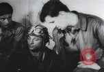 Standbild Amerikanische Bordpersonal wird durch Geheimdienstmitarbeiter nach Rückkehr von einer Bombardierung Mission in Zweiten Weltkrieg abgefragt Vereinigtes Königreich, 1942, aus Sekunde 51 historischem Filmmaterial Videoclip 65675059502