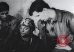 Standbild Amerikanische Bordpersonal wird durch Geheimdienstmitarbeiter nach Rückkehr von einer Bombardierung Mission in Zweiten Weltkrieg abgefragt Vereinigtes Königreich, 1942, aus Sekunde 52 historischem Filmmaterial Videoclip 65675059502
