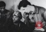 Standbild Amerikanische Bordpersonal wird durch Geheimdienstmitarbeiter nach Rückkehr von einer Bombardierung Mission in Zweiten Weltkrieg abgefragt Vereinigtes Königreich, 1942, aus Sekunde 53 historischem Filmmaterial Videoclip 65675059502