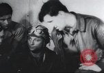 Standbild Amerikanische Bordpersonal wird durch Geheimdienstmitarbeiter nach Rückkehr von einer Bombardierung Mission in Zweiten Weltkrieg abgefragt Vereinigtes Königreich, 1942, aus Sekunde 54 historischem Filmmaterial Videoclip 65675059502