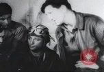Standbild Amerikanische Bordpersonal wird durch Geheimdienstmitarbeiter nach Rückkehr von einer Bombardierung Mission in Zweiten Weltkrieg abgefragt Vereinigtes Königreich, 1942, aus Sekunde 55 historischem Filmmaterial Videoclip 65675059502