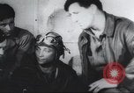 Standbild Amerikanische Bordpersonal wird durch Geheimdienstmitarbeiter nach Rückkehr von einer Bombardierung Mission in Zweiten Weltkrieg abgefragt Vereinigtes Königreich, 1942, aus Sekunde 56 historischem Filmmaterial Videoclip 65675059502