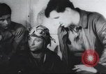 Standbild Amerikanische Bordpersonal wird durch Geheimdienstmitarbeiter nach Rückkehr von einer Bombardierung Mission in Zweiten Weltkrieg abgefragt Vereinigtes Königreich, 1942, aus Sekunde 57 historischem Filmmaterial Videoclip 65675059502