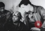 Standbild Amerikanische Bordpersonal wird durch Geheimdienstmitarbeiter nach Rückkehr von einer Bombardierung Mission in Zweiten Weltkrieg abgefragt Vereinigtes Königreich, 1942, aus Sekunde 58 historischem Filmmaterial Videoclip 65675059502