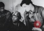 Standbild Amerikanische Bordpersonal wird durch Geheimdienstmitarbeiter nach Rückkehr von einer Bombardierung Mission in Zweiten Weltkrieg abgefragt Vereinigtes Königreich, 1942, aus Sekunde 59 historischem Filmmaterial Videoclip 65675059502