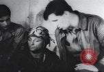 Standbild Amerikanische Bordpersonal wird durch Geheimdienstmitarbeiter nach Rückkehr von einer Bombardierung Mission in Zweiten Weltkrieg abgefragt Vereinigtes Königreich, 1942, aus Sekunde 60 historischem Filmmaterial Videoclip 65675059502