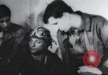 Standbild Amerikanische Bordpersonal wird durch Geheimdienstmitarbeiter nach Rückkehr von einer Bombardierung Mission in Zweiten Weltkrieg abgefragt Vereinigtes Königreich, 1942, aus Sekunde 61 historischem Filmmaterial Videoclip 65675059502