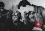 Standbild Amerikanische Bordpersonal wird durch Geheimdienstmitarbeiter nach Rückkehr von einer Bombardierung Mission in Zweiten Weltkrieg abgefragt Vereinigtes Königreich, 1942, aus Sekunde 62 historischem Filmmaterial Videoclip 65675059502