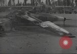 Standbild Hinterlassenschaft der japanischen Luftangriff auf US-Flugplatz gehalten Wakde Insel Neuguinea, 1944, aus Sekunde 12 historischem Filmmaterial Videoclip 65675059509