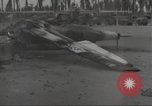 Standbild Hinterlassenschaft der japanischen Luftangriff auf US-Flugplatz gehalten Wakde Insel Neuguinea, 1944, aus Sekunde 13 historischem Filmmaterial Videoclip 65675059509