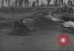 Standbild Hinterlassenschaft der japanischen Luftangriff auf US-Flugplatz gehalten Wakde Insel Neuguinea, 1944, aus Sekunde 15 historischem Filmmaterial Videoclip 65675059509