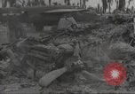 Standbild Hinterlassenschaft der japanischen Luftangriff auf US-Flugplatz gehalten Wakde Insel Neuguinea, 1944, aus Sekunde 20 historischem Filmmaterial Videoclip 65675059509