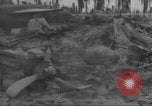 Standbild Hinterlassenschaft der japanischen Luftangriff auf US-Flugplatz gehalten Wakde Insel Neuguinea, 1944, aus Sekunde 24 historischem Filmmaterial Videoclip 65675059509