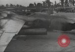 Standbild Hinterlassenschaft der japanischen Luftangriff auf US-Flugplatz gehalten Wakde Insel Neuguinea, 1944, aus Sekunde 29 historischem Filmmaterial Videoclip 65675059509