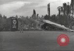 Standbild Hinterlassenschaft der japanischen Luftangriff auf US-Flugplatz gehalten Wakde Insel Neuguinea, 1944, aus Sekunde 33 historischem Filmmaterial Videoclip 65675059509