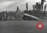 Standbild Hinterlassenschaft der japanischen Luftangriff auf US-Flugplatz gehalten Wakde Insel Neuguinea, 1944, aus Sekunde 35 historischem Filmmaterial Videoclip 65675059509