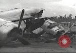 Standbild Hinterlassenschaft der japanischen Luftangriff auf US-Flugplatz gehalten Wakde Insel Neuguinea, 1944, aus Sekunde 37 historischem Filmmaterial Videoclip 65675059509