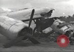 Standbild Hinterlassenschaft der japanischen Luftangriff auf US-Flugplatz gehalten Wakde Insel Neuguinea, 1944, aus Sekunde 38 historischem Filmmaterial Videoclip 65675059509