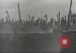 Standbild Hinterlassenschaft der japanischen Luftangriff auf US-Flugplatz gehalten Wakde Insel Neuguinea, 1944, aus Sekunde 55 historischem Filmmaterial Videoclip 65675059509