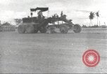 Standbild Ingenieure re-grade Flugplatz nach japanischen Air Raid Wakde Insel Neuguinea, 1944, aus Sekunde 1 historischem Filmmaterial Videoclip 65675059510