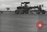 Standbild Ingenieure re-grade Flugplatz nach japanischen Air Raid Wakde Insel Neuguinea, 1944, aus Sekunde 3 historischem Filmmaterial Videoclip 65675059510