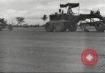 Standbild Ingenieure re-grade Flugplatz nach japanischen Air Raid Wakde Insel Neuguinea, 1944, aus Sekunde 4 historischem Filmmaterial Videoclip 65675059510