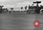 Standbild Ingenieure re-grade Flugplatz nach japanischen Air Raid Wakde Insel Neuguinea, 1944, aus Sekunde 5 historischem Filmmaterial Videoclip 65675059510