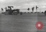 Standbild Ingenieure re-grade Flugplatz nach japanischen Air Raid Wakde Insel Neuguinea, 1944, aus Sekunde 7 historischem Filmmaterial Videoclip 65675059510