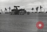 Standbild Ingenieure re-grade Flugplatz nach japanischen Air Raid Wakde Insel Neuguinea, 1944, aus Sekunde 8 historischem Filmmaterial Videoclip 65675059510