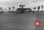 Standbild Ingenieure re-grade Flugplatz nach japanischen Air Raid Wakde Insel Neuguinea, 1944, aus Sekunde 9 historischem Filmmaterial Videoclip 65675059510