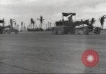 Standbild Ingenieure re-grade Flugplatz nach japanischen Air Raid Wakde Insel Neuguinea, 1944, aus Sekunde 10 historischem Filmmaterial Videoclip 65675059510