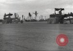 Standbild Ingenieure re-grade Flugplatz nach japanischen Air Raid Wakde Insel Neuguinea, 1944, aus Sekunde 11 historischem Filmmaterial Videoclip 65675059510