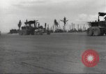 Standbild Ingenieure re-grade Flugplatz nach japanischen Air Raid Wakde Insel Neuguinea, 1944, aus Sekunde 12 historischem Filmmaterial Videoclip 65675059510