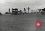 Standbild Ingenieure re-grade Flugplatz nach japanischen Air Raid Wakde Insel Neuguinea, 1944, aus Sekunde 13 historischem Filmmaterial Videoclip 65675059510