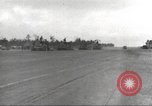 Standbild Ingenieure re-grade Flugplatz nach japanischen Air Raid Wakde Insel Neuguinea, 1944, aus Sekunde 14 historischem Filmmaterial Videoclip 65675059510