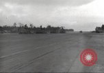 Standbild Ingenieure re-grade Flugplatz nach japanischen Air Raid Wakde Insel Neuguinea, 1944, aus Sekunde 15 historischem Filmmaterial Videoclip 65675059510