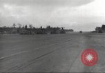 Standbild Ingenieure re-grade Flugplatz nach japanischen Air Raid Wakde Insel Neuguinea, 1944, aus Sekunde 16 historischem Filmmaterial Videoclip 65675059510