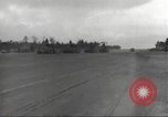 Standbild Ingenieure re-grade Flugplatz nach japanischen Air Raid Wakde Insel Neuguinea, 1944, aus Sekunde 17 historischem Filmmaterial Videoclip 65675059510