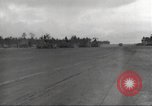Standbild Ingenieure re-grade Flugplatz nach japanischen Air Raid Wakde Insel Neuguinea, 1944, aus Sekunde 18 historischem Filmmaterial Videoclip 65675059510