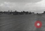 Standbild Ingenieure re-grade Flugplatz nach japanischen Air Raid Wakde Insel Neuguinea, 1944, aus Sekunde 19 historischem Filmmaterial Videoclip 65675059510